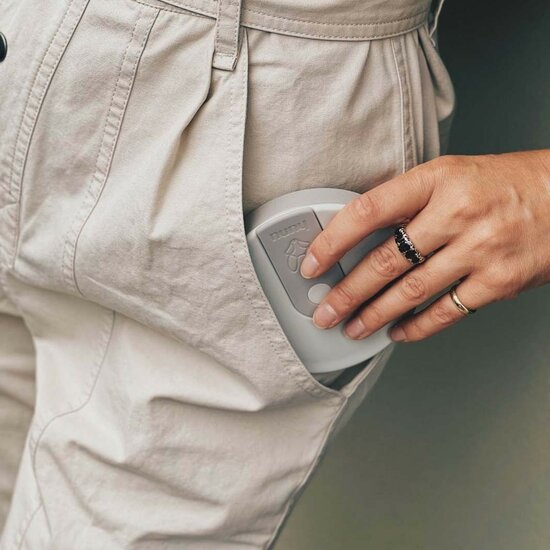 Hunu Collapsible Silicone Cup 475ml Warm Grey in broekzak