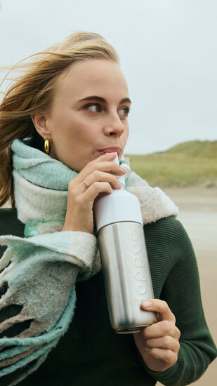 Drinken uit de Dopper RVS fles met drinktuit en rietje