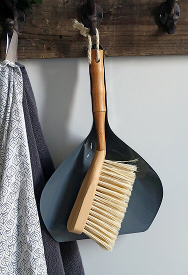 Cabanaz Dustpan and Brush Grey bij Greenpicnic