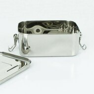 Roestvrijstalen Doda lunch container met handige afsluitklemmetjes van A Slice Of Green