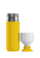 Grote thermosfles in het knalgeel van Dopper, met afdraaibare drinkbeker