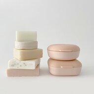 Ekobo lichtroze zeepkistjes voor meenemen van zeepblokken op reis - GreenPicnic