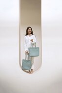 Duurzame schoudertas van HandedBY, Solo Tall shopper Sage Green