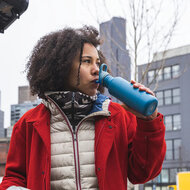 Meisje drinkt uit Klean Kanteen Classic bottle Flip Seal Sport cap