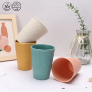 Bekers van bioplastic uit tarwegras