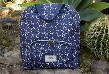 Earth Squared rugtas met donkerblauwe bloemen bij Greenpicnic