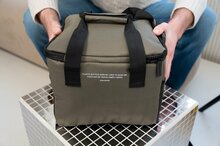 Olijfgroene r-PET koeltas met draagriem
