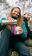 Inschenken van Dopper beker Insulated Silver