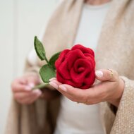 Vilten rode roos van Sjaal met Verhaal