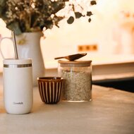 Cremewitte isolatiebeker met rietje van Qwetch