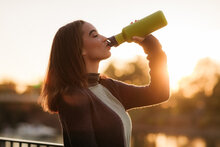 Meisje drinkt uit Klean Kanteen Classic bottle