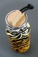 The ZOO thermosfles met tijger print en bamboe dop en draaglus
