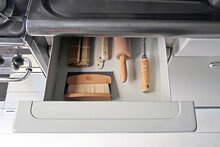 Cabanaz Table Sweeper Grey, compacte tafelveger in grijs metaal met bamboe