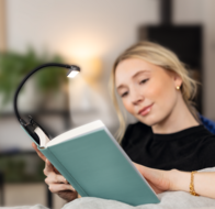 Moses Panorama leeslampje op boek bij Greenpicnic