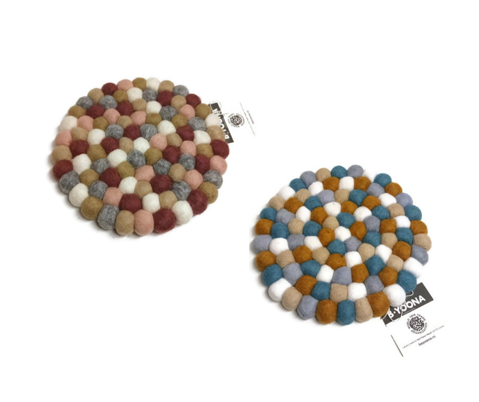 Fairtrade vilten bolletjes onderzetter - Ocean of Pastel rond 20cm  Fairtrade vilten bolletjes onderzetter - Ocean of Pastel rond 20cm