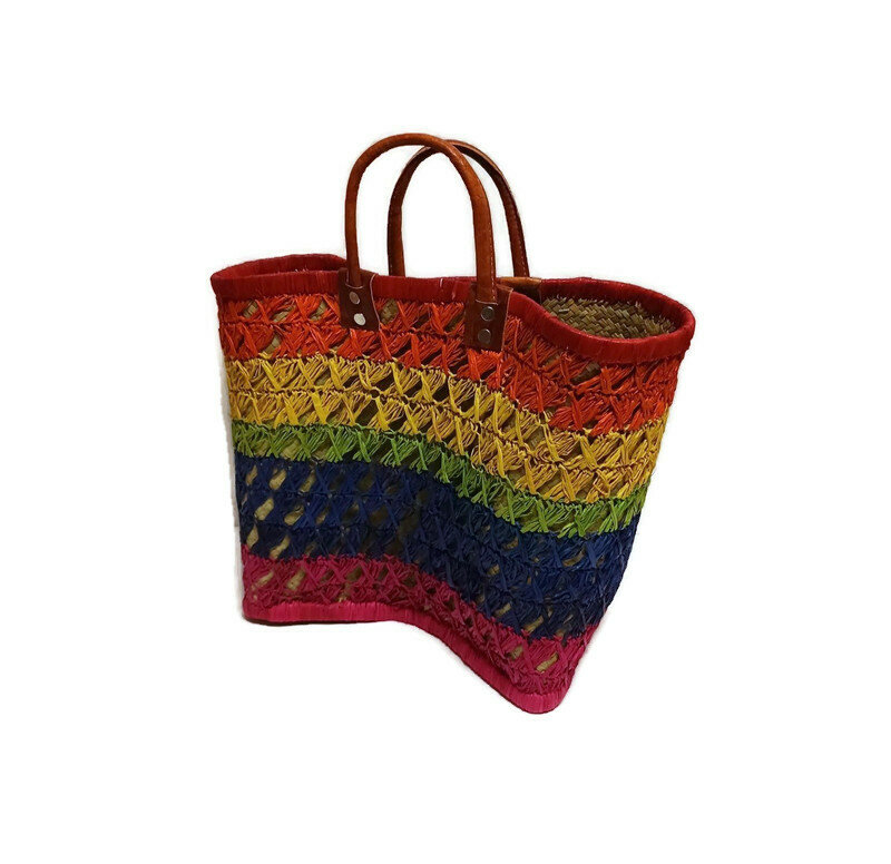 Fairtrade mandtas van gevlochten riet en raffia net versiering - Small rainbow. Fairtrade mandtas van gevlochten riet en raffia net versiering - Small rainbow.