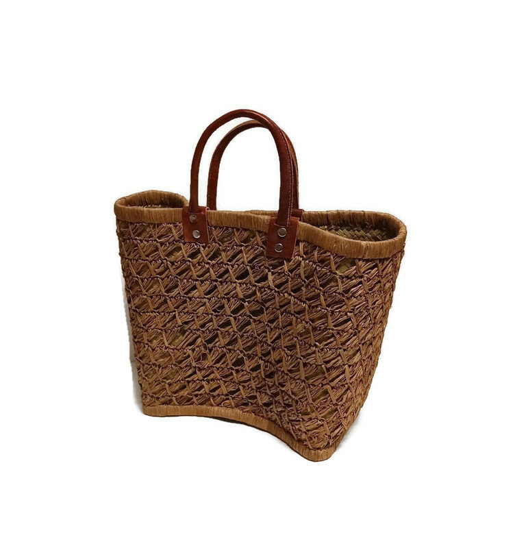 Fairtrade mandtas van gevlochten riet en raffia net versiering - Small bruin. Fairtrade mandtas van gevlochten riet en raffia net versiering - Small bruin.