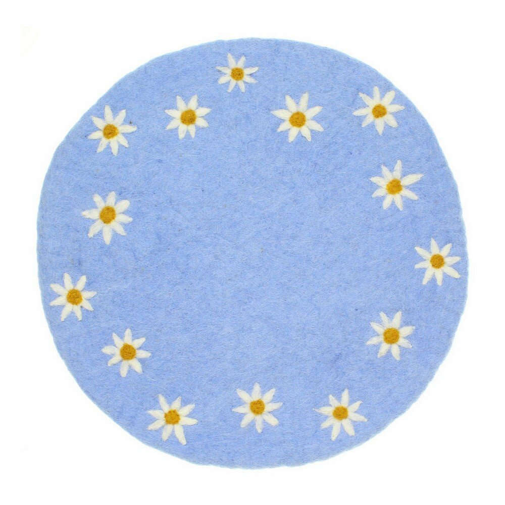 Grote vilten onderzetter van Sjaal met Verhaal - lichtblauw margrietjes 35cm Grote vilten onderzetter van Sjaal met Verhaal - lichtblauw margrietjes 35cm