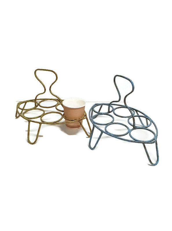 The RS Collection Ijzeren theerekje of muffinhouder - geel  The RS Collection Ijzeren theerekje of muffinhouder - geel