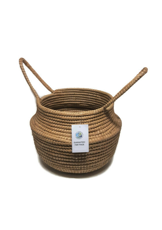 Grote ronde Fairtrade mand van palmbladeren en stro Grote ronde Fairtrade mand van palmbladeren en stro
