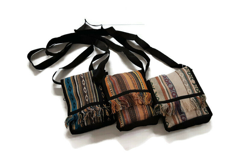 FairTrade schoudertasje met traditioneel patroon - blauw/zwarte model FairTrade schoudertasje met traditioneel patroon - blauw/zwarte model