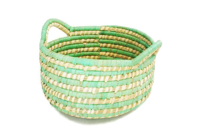 FairTrade mand van Kaisa gras en groen gerecycled plastic FairTrade mand van Kaisa gras en groen gerecycled plastic
