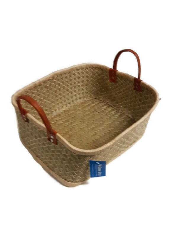 Fairtrade lage rechthoekige mand van Kaisa gras, met raffia randjes Fairtrade lage rechthoekige mand van Kaisa gras, met raffia randjes