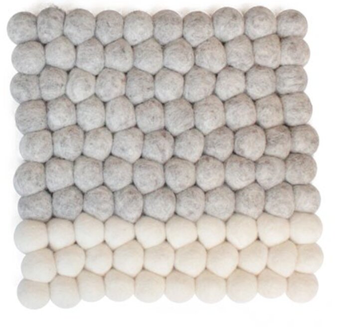 FairTrade vilten onderzetter van Hatale, vierkant 21cm lichtgrijs FairTrade vilten onderzetter van Hatale, vierkant 21cm lichtgrijs