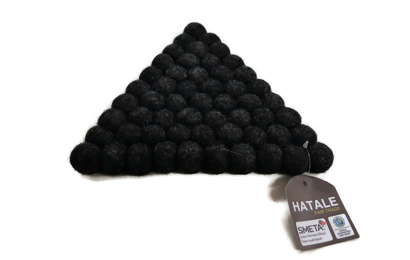 FairTrade vilten onderzetter van Hatale, driehoek 21cm zwart FairTrade vilten onderzetter van Hatale, driehoek 21cm zwart