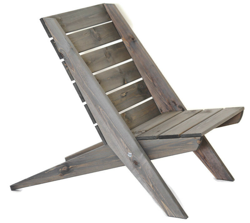 EcoFurn Granny Chair, grote stoel in grijs geolied dennenhout