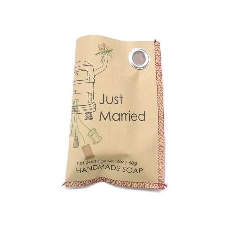 Fairtrade cadeau zakje met zeepje 'Just Married' van Kanika, rozengeur