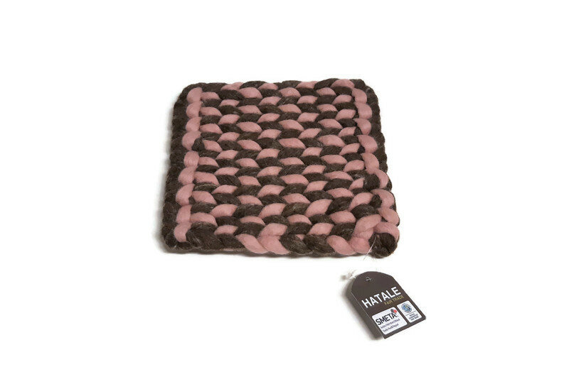 FairTrade vilten onderzetter van Hatale, gevlochten 21cm bruin/roze FairTrade vilten onderzetter van Hatale, gevlochten 21cm bruin/roze
