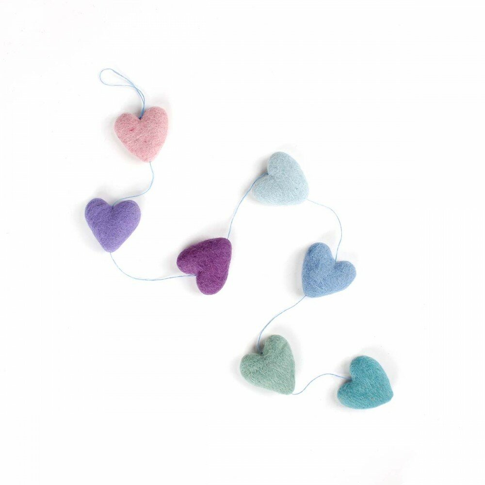 FairTrade hanger van 7 blauw-lila-roze gekleurde vilt hartjes, 85cm.