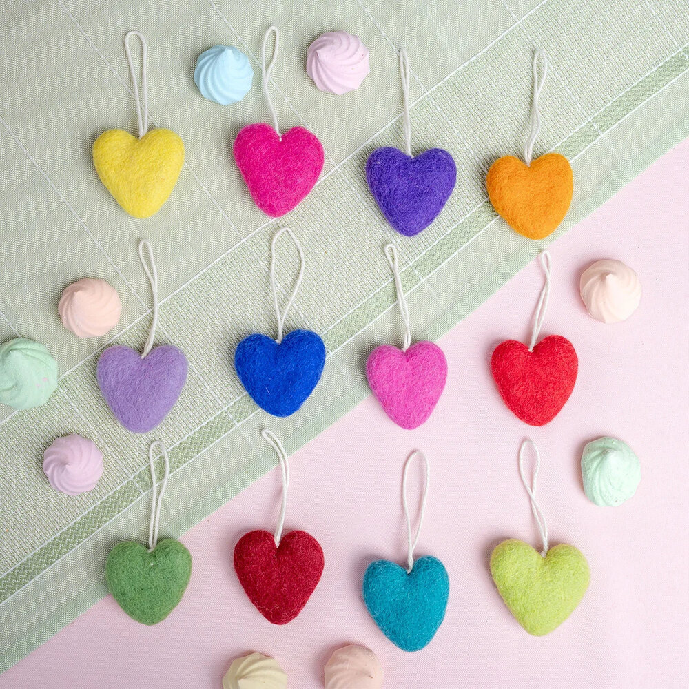 Sjaal met Verhaal kleine hartjes hanger van vilt, diverse pastel kleuren 