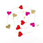 Sjaal met Verhaal kleine hartjes slinger van Lokta papier met gouden balletjes. Sjaal met Verhaal kleine hartjes slinger van Lokta papier met gouden balletjes.