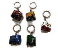 Fairtrade houten olifant sleutelhanger - bolvormig model keuze uit diverse kleuren Fairtrade houten olifant sleutelhanger - bolvormig model keuze uit diverse kleuren