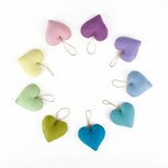 Sjaal met Verhaal hartjes hanger van vilt, Large diverse kleuren Sjaal met Verhaal hartjes hanger van vilt, Large diverse kleuren