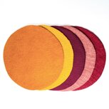 Sjaal met Verhaal vilten onderzetter of placemat - Diverse kleuren 40cm Sjaal met Verhaal vilten onderzetter of placemat - Diverse kleuren 40cm