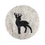 Fairtrade lichtgrijze vilten onderzetter van Sjaal met Verhaal - Hert